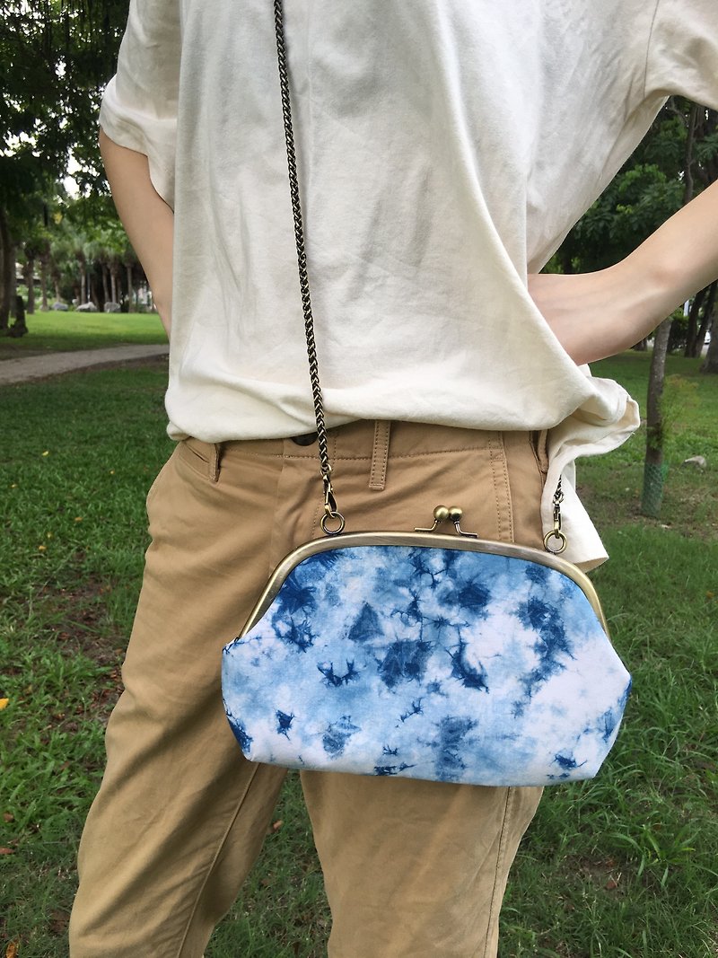 Natural blue dyed chain mouth gold bag - Messenger Bags & Sling Bags - Cotton & Hemp Blue