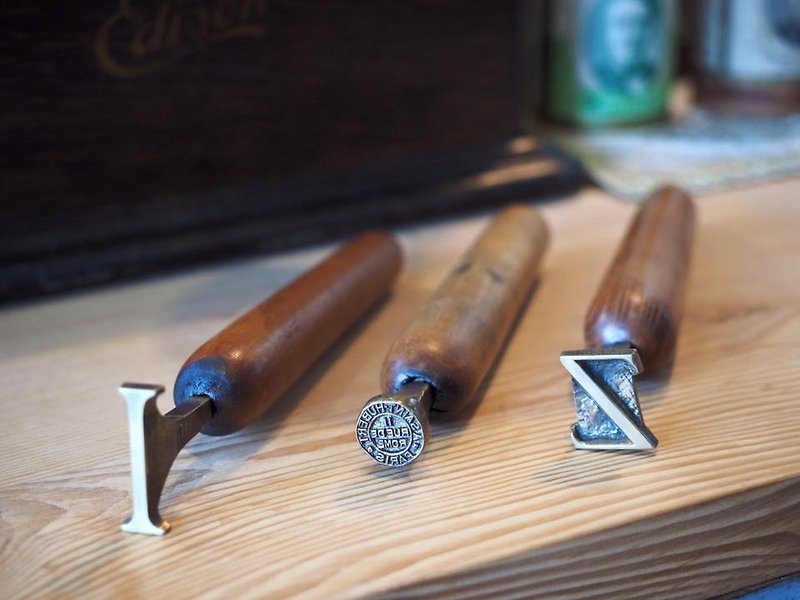 フランス早期の木製ハンドル真鍮ホットワード、利用可能な3は、革であります - 木工/竹細工/ペーパークラフト - 木製 ブラウン