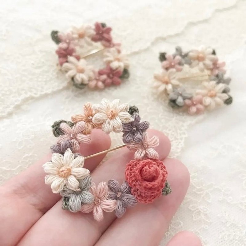 Rose and flower brooch lace knitting - เข็มกลัด - ผ้าฝ้าย/ผ้าลินิน สึชมพู