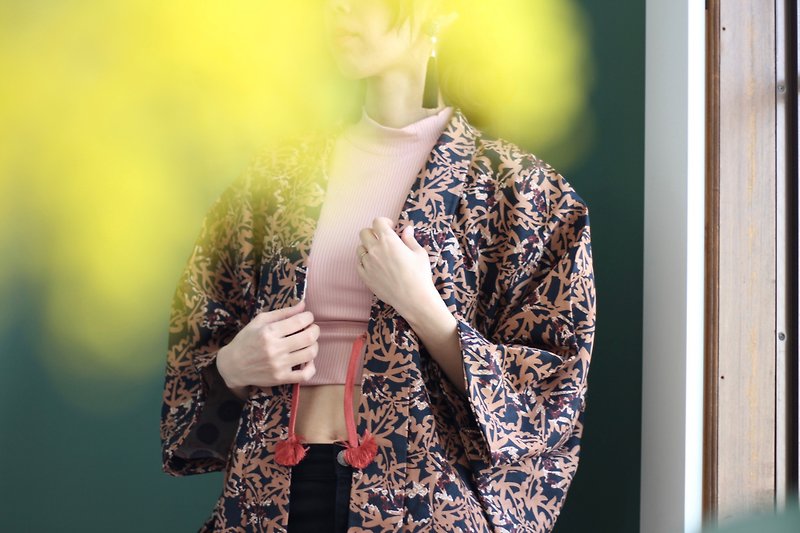 Haori, kimono jacket, kimono fabric, Japanese kimono, short kimono /2657 - เสื้อแจ็คเก็ต - ผ้าไหม สีนำ้ตาล