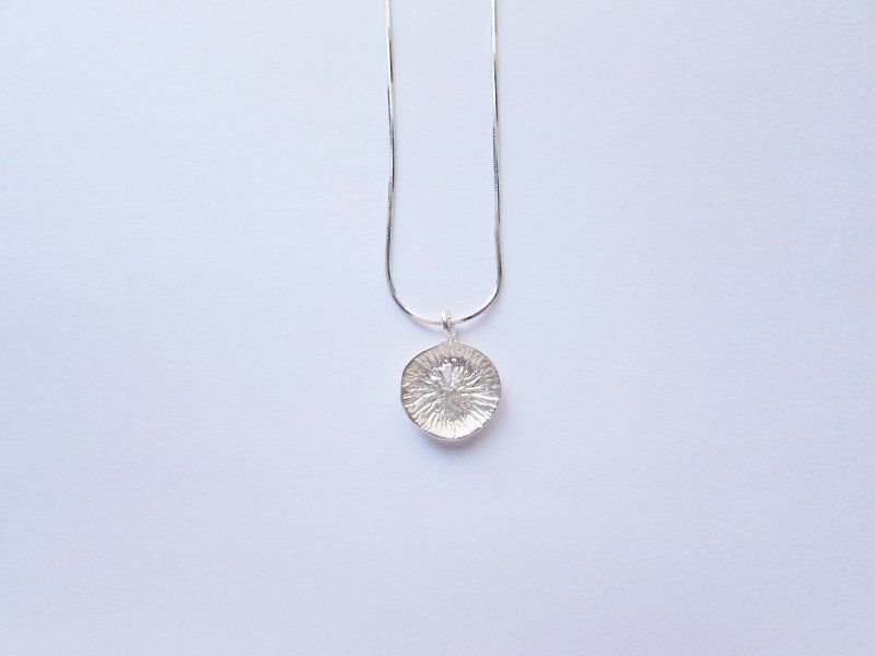 Mini Round Flower Silver Necklace - สร้อยคอ - โลหะ สีเงิน