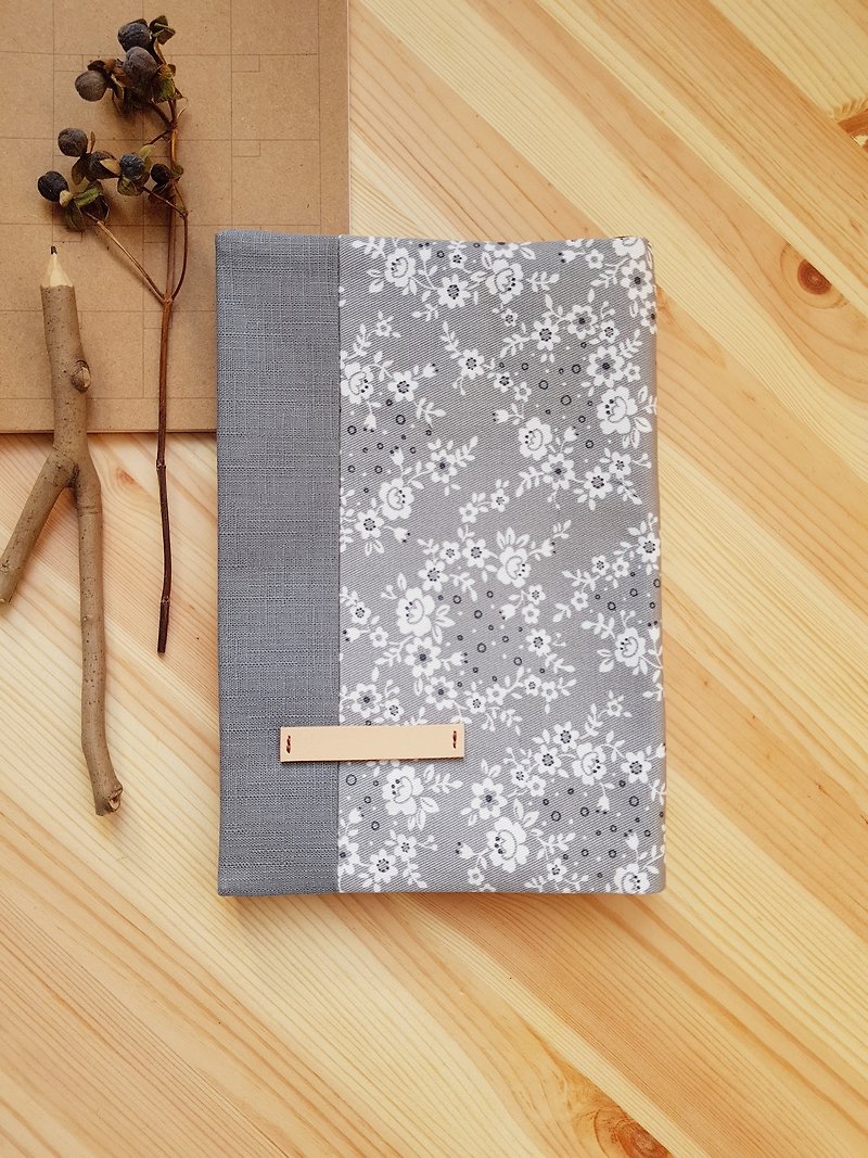 A5/25K adjustable cloth book cover gray small floral - Book Covers - Cotton & Hemp Gray