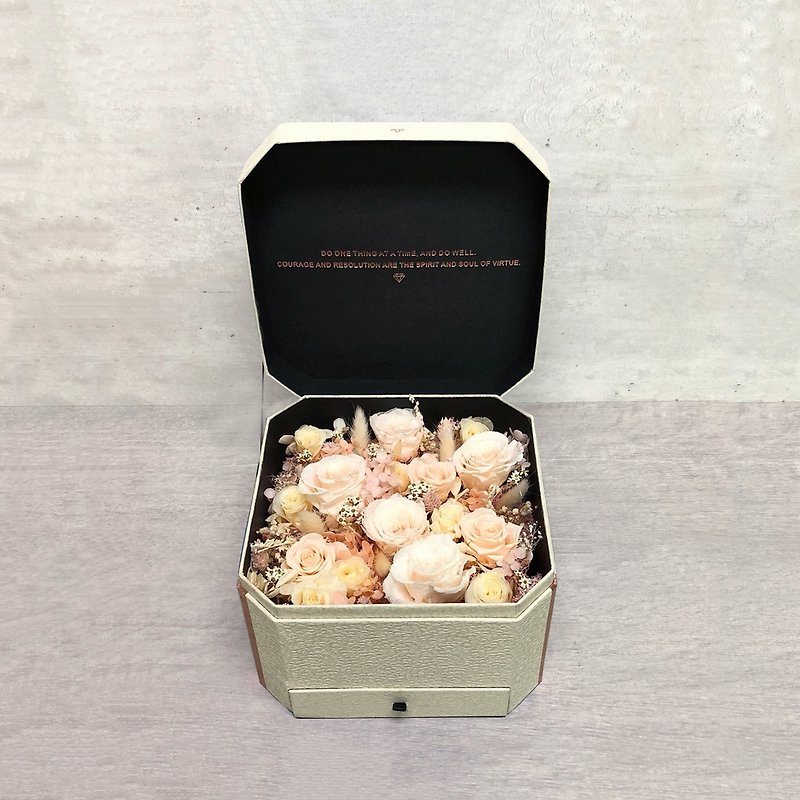 Everlasting Rose Flower Gift Box Champagne Powder - ช่อดอกไม้แห้ง - พืช/ดอกไม้ สึชมพู