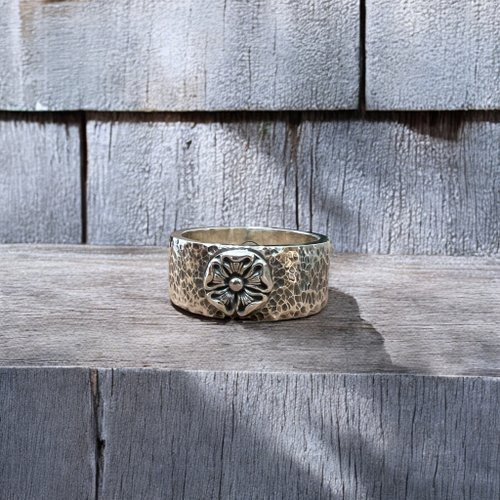 Wild Chisel Silver Studio 純銀敲擊紋點花戒指