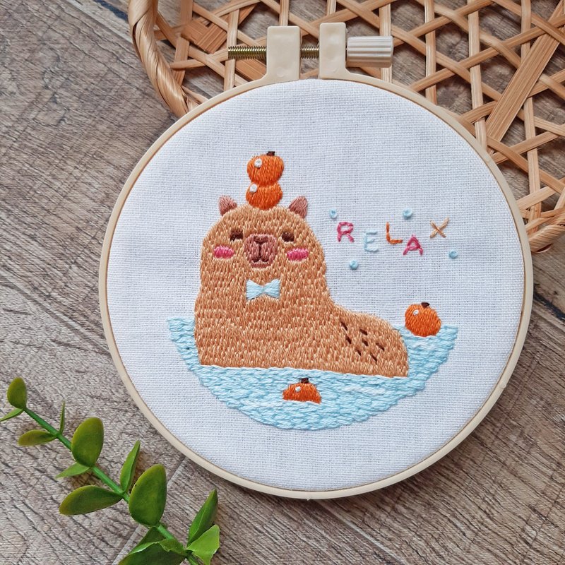 可愛動物刺繡──暖洋洋水豚君材料套組 - 編織/刺繡/羊毛氈/縫紉 - 棉．麻 