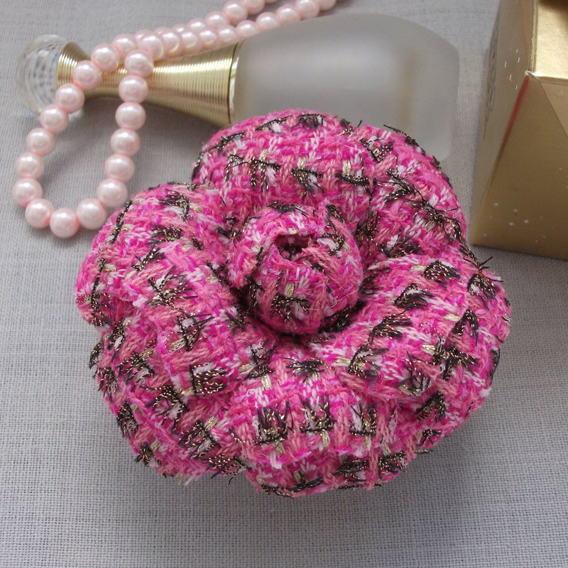 Camellia flower brooch in pink fabric - เข็มกลัด - ขนแกะ สึชมพู