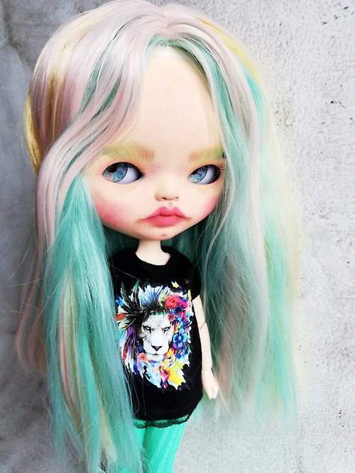 HannaBlytheDolls Blythe custom doll sculpt asian Miko white skintone pink blue hair Tbl ooak