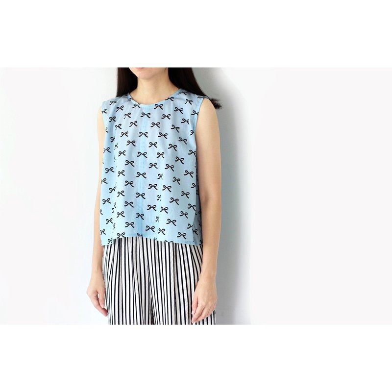 Blue sleeveless shirt with flowing hem and bow pattern - Women's Tops - Cotton & Hemp Blue