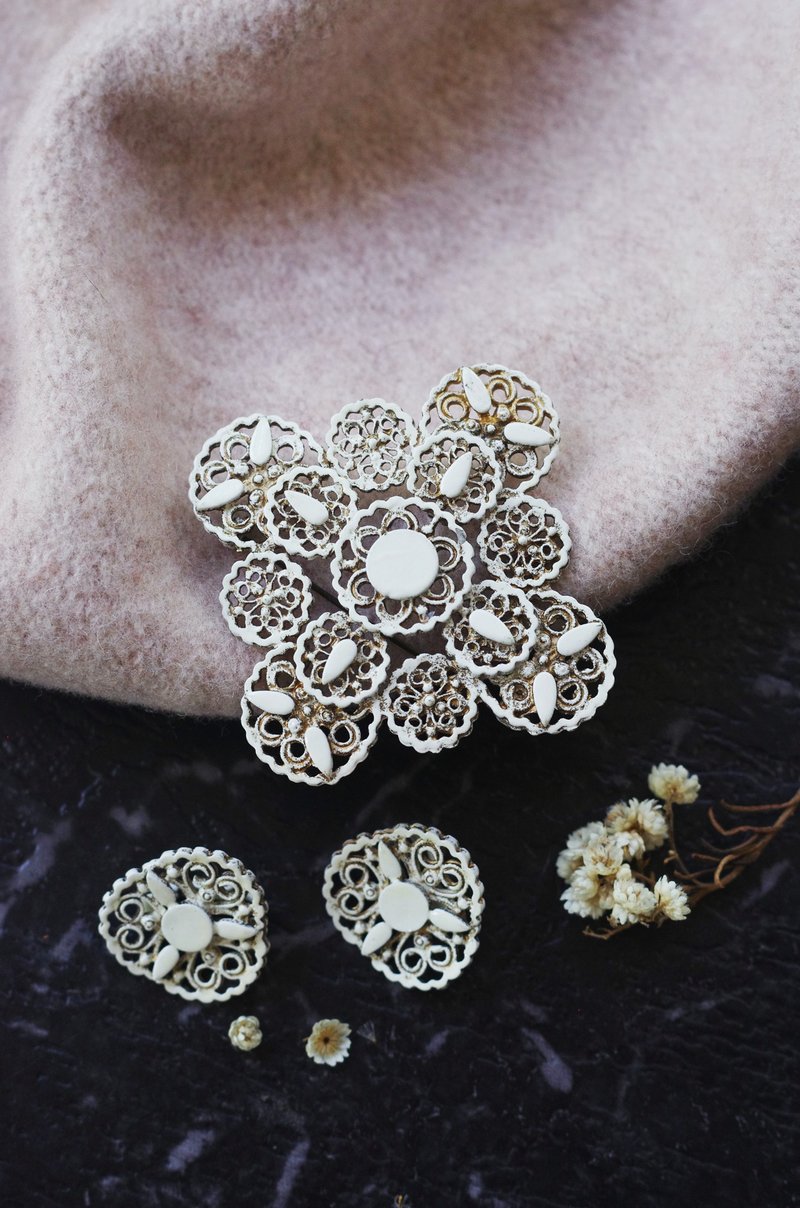 Vintage white enamel lace brooch clip earrings Florenza - เข็มกลัด - โลหะ ขาว