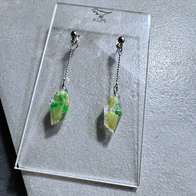 Irregular dry green flower earrings - Earrings & Clip-ons - Other Materials Green