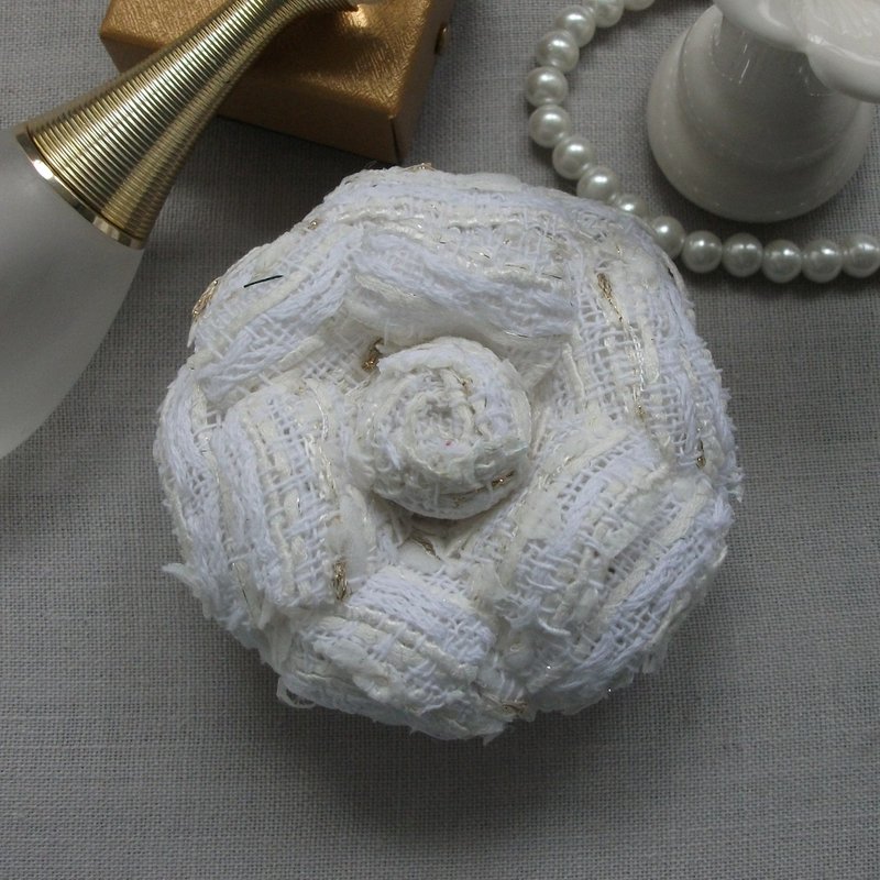Camellia flower brooch in white fabric - 胸針 - 羊毛 白色