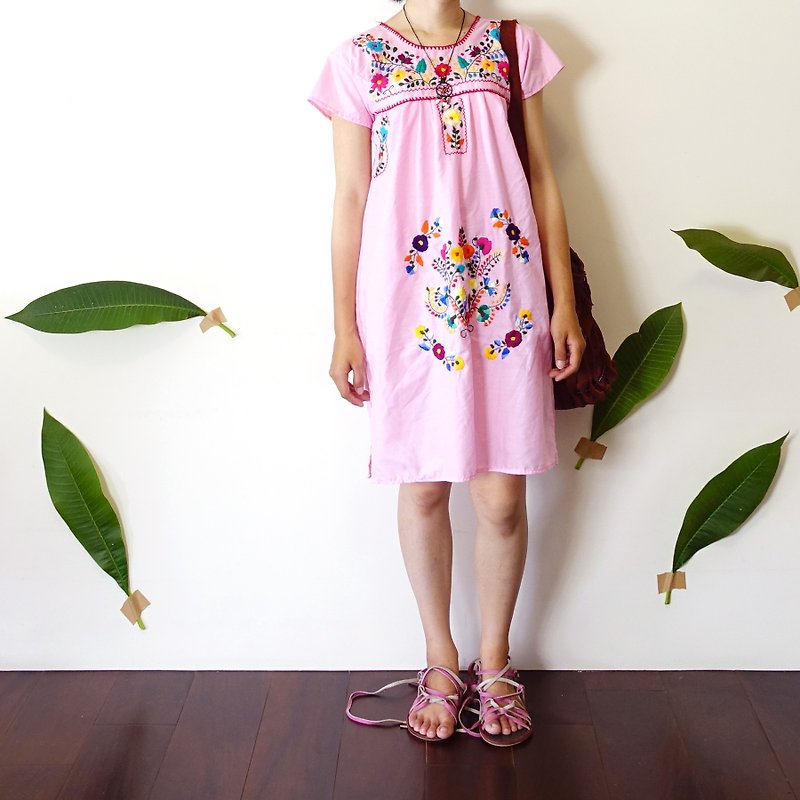 BajuTua/古著/ 70's Puepla Mexican Dress 墨西哥中部骨董刺繡洋裝-粉嫩紅 - 洋裝/連身裙 - 棉．麻 粉紅色