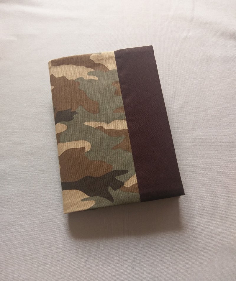 A5尺寸布書衣 咖啡迷彩 - 書衣/書套 - 其他材質 