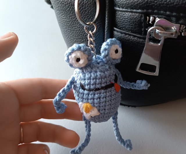 かわいいカエルの青いかぎ針編みのキーホルダー 手作りキー
