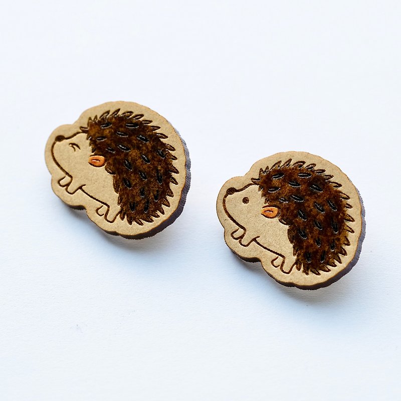 Painted wood brooch - Hedgehog - เข็มกลัด - ไม้ สีนำ้ตาล