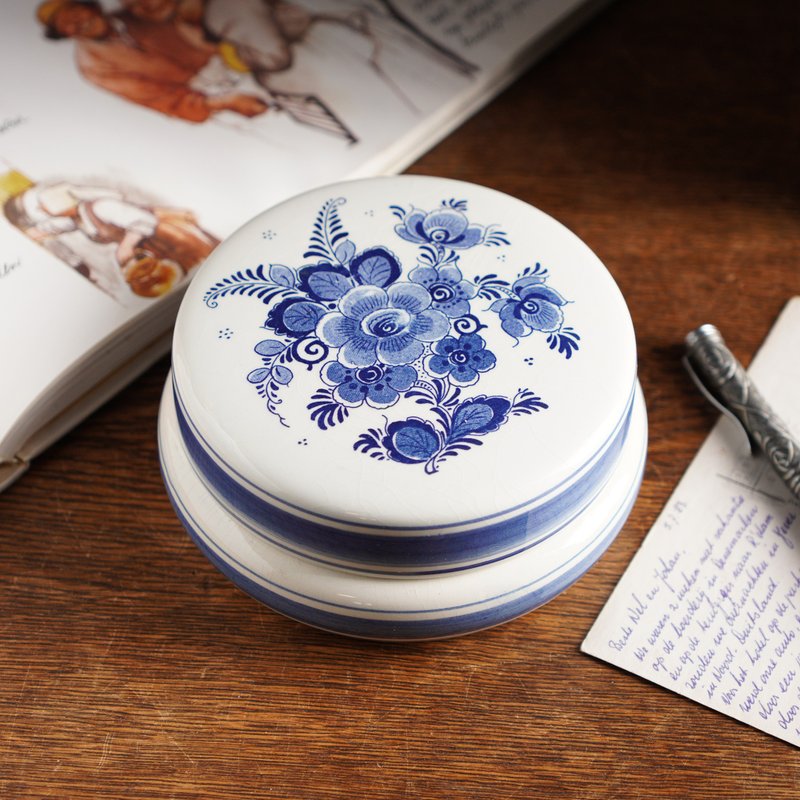 Vintage Dutch partly-handpainted lidded bowl with Delft Blue floral design - Storage - Porcelain Blue