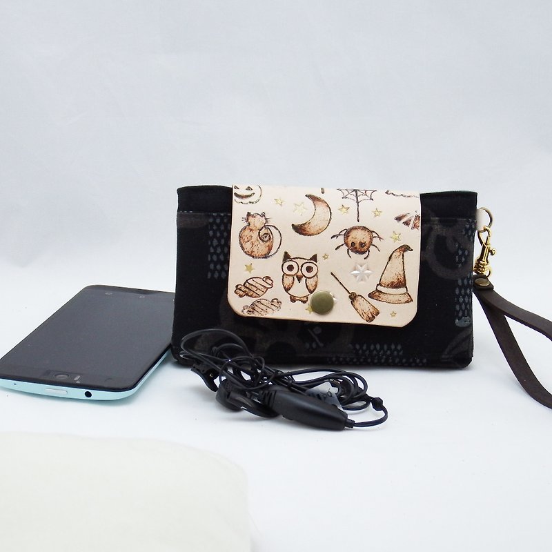 Leather Ancient Cloth Phone Pouch-Black Cat Witch Owl - กระเป๋าถือ - หนังแท้ สีนำ้ตาล