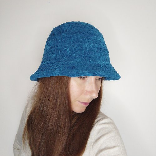 Alternative Crochet Boutique 女式藍色毛絨漁夫帽。 天鵝絨漁夫帽鉤針編織。 時尚漁夫帽