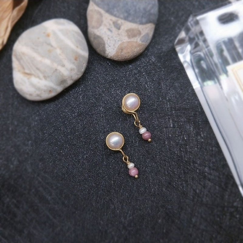 earring. * Tourmaline pearl clip-on earrings Bronze - Earrings & Clip-ons - Pearl White