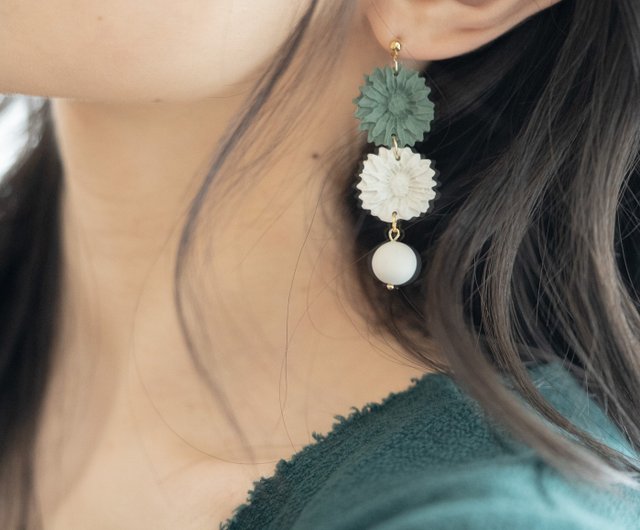 Floral Earrings - Mint GreenIvory / ポリマークレイ/ 花 / くすみカラー/ピアス / イヤリング/ フラワー - ショップ marumaru ピアス・イヤリング - Pinkoi