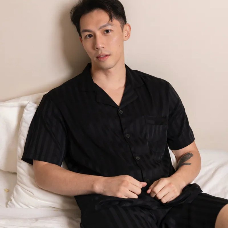 Shadow Stripe 經典條紋冰絲緞面短袖套裝 可加購刺繡 - 睡衣/家居服 - 其他材質 黑色