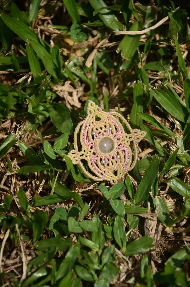 Rose Quartz Macrame brooch - Brooches - Crystal Pink