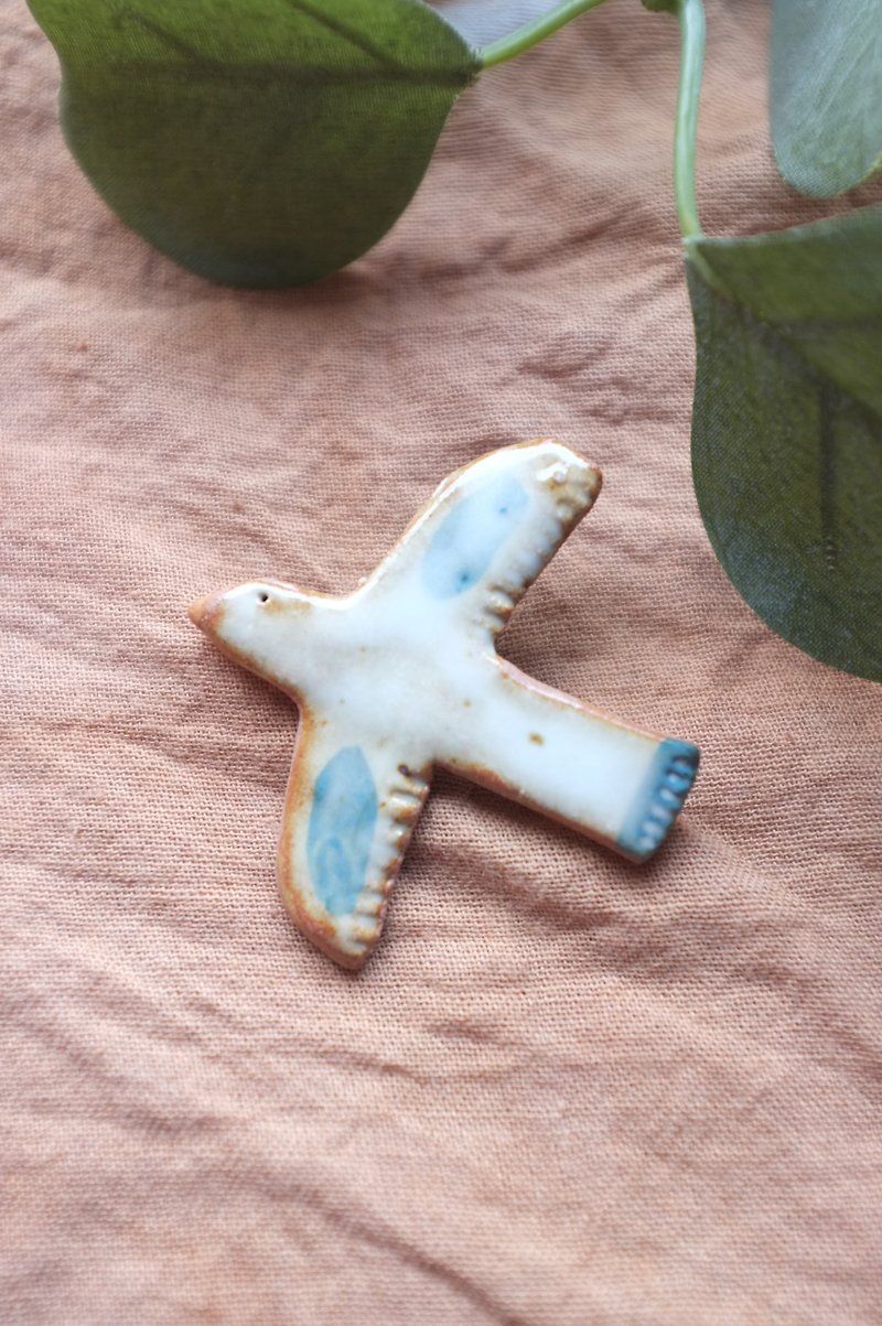 seagull 5 / ceramic brooch / handmade - Brooches - Pottery White