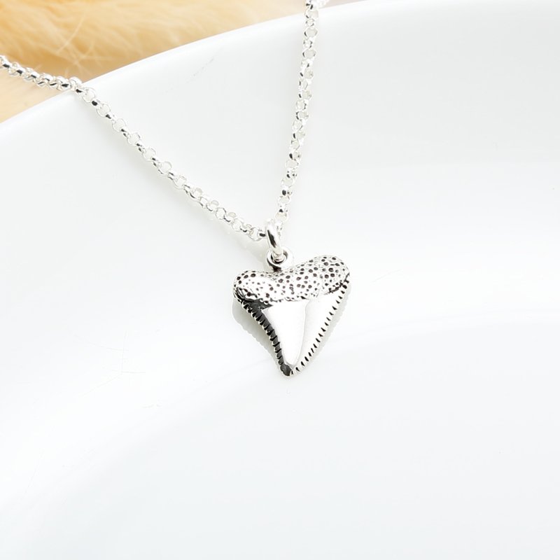 【Angel & Me】Shark Tooth s925 sterling silver necklace Birthday gift - สร้อยคอ - เงินแท้ สีเงิน