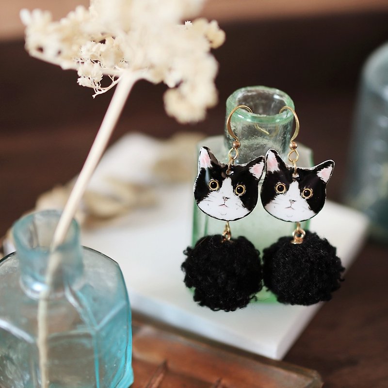 Small animal hair ball handmade earrings - banquet cat hair ball can be changed - ต่างหู - เรซิน สีดำ