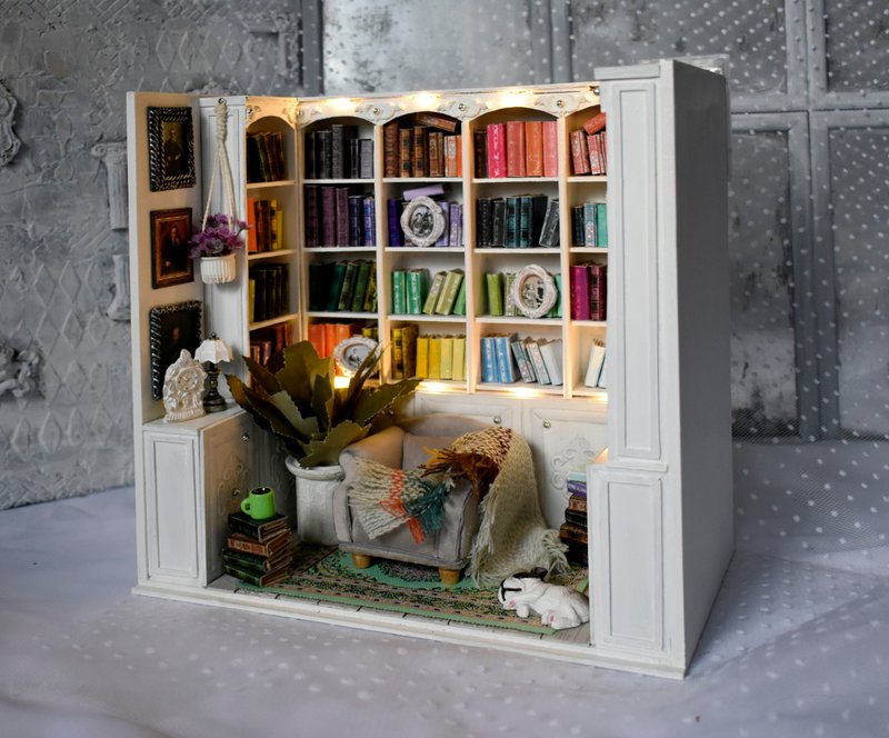 Book nook LIBRARY miniature on the bookshelf - โคมไฟ - ไม้ ขาว