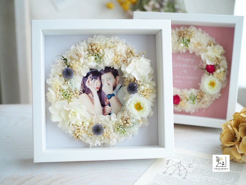 【写真入れ替えできる結婚祝い/誕生日/送別のお花】プリザーブドフラワーとドライフラワーのメッセージ付きカラーリースフォトフレーム ohanabako-wrea - 乾燥花/永生花 - 植物．花 粉紅色