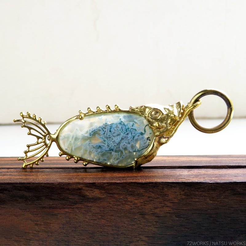 モスアゲート フィッシュ チャーム / White Horse Canyon Moss Agate Fish charms - チャーム - 宝石 グリーン