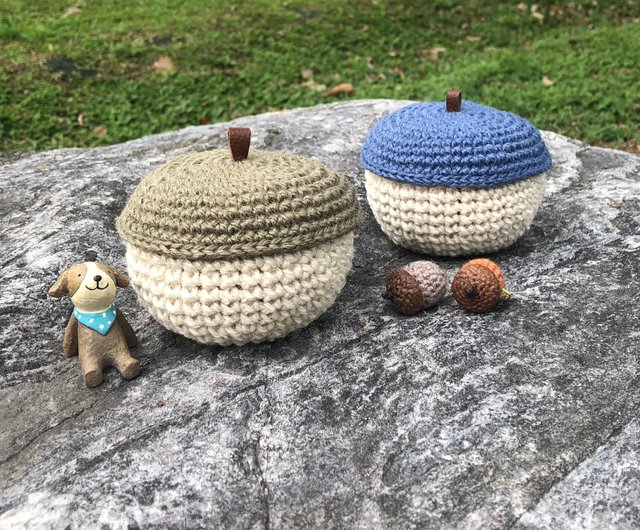 かぎ針編みのクラフト。ナチュラルスタイルのどんぐり収納ボックス