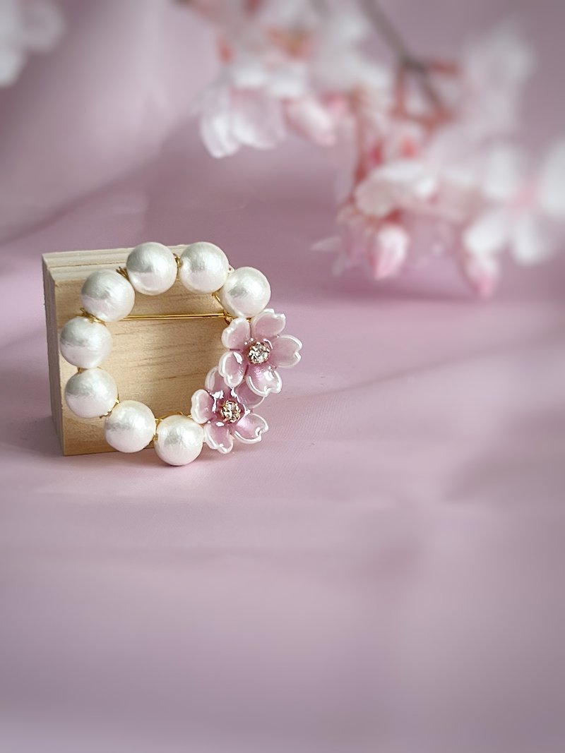 Cotton pearl and cherry blossom circle brooch corsage - เข็มกลัด/ข้อมือดอกไม้ - ผ้าฝ้าย/ผ้าลินิน สึชมพู