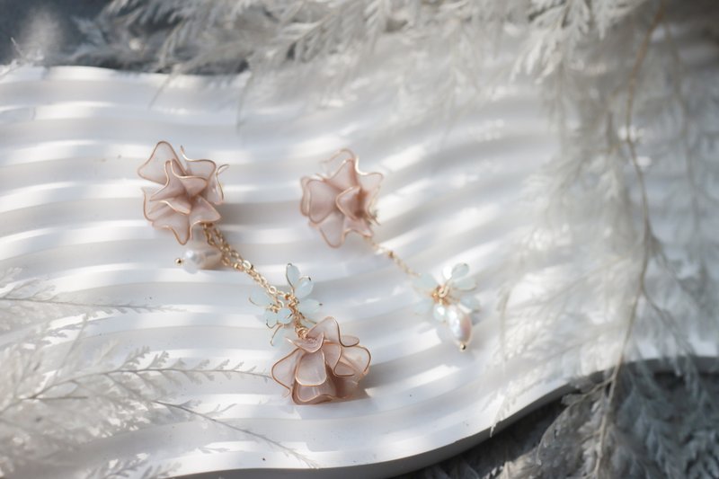 Yanyu asymmetrical drop flower crystal flower resin earrings - Earrings & Clip-ons - Resin Pink