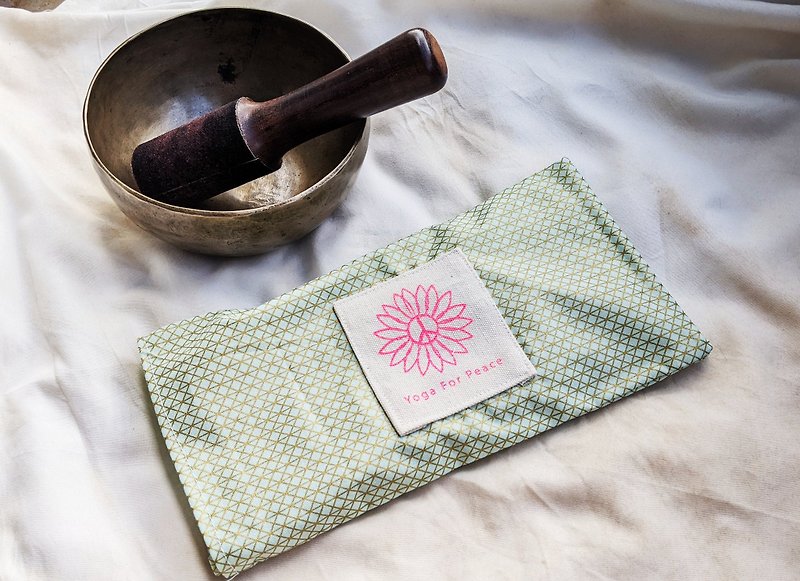 Geometric gold edge handmade lavender yoga eye pillow - น้ำหอม - ผ้าฝ้าย/ผ้าลินิน สีเขียว