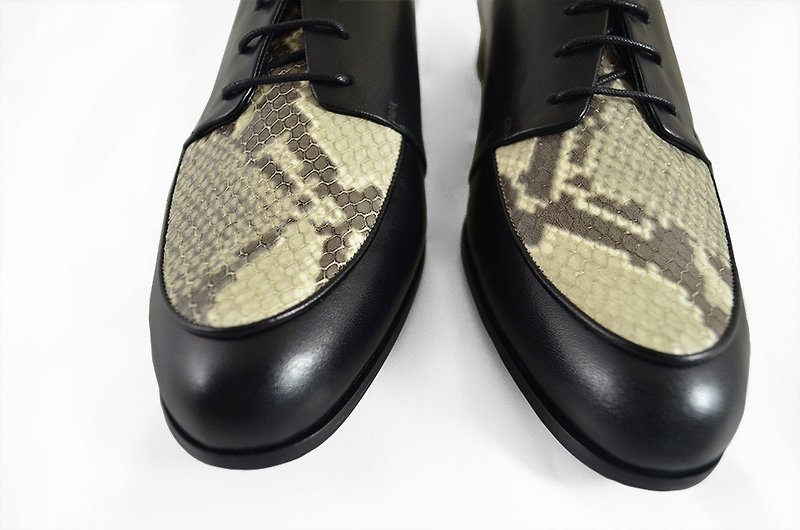 ITA BOTTEGA[Made in Italy] Italian leather black python British gentleman shoes - รองเท้าอ็อกฟอร์ดผู้หญิง - หนังแท้ สีดำ