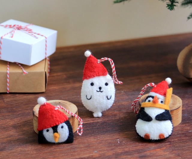 もこもこくつ下に入ったペンギンさんのクリスマスオーナメント　羊毛フェルト もこもこくつ下に入ったペンギンさんのクリスマスオーナメント 羊毛