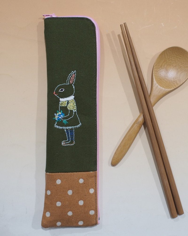 吃飯傢伙*刺繡環保筷袋(附竹湯匙/筷子)-拿花小兔