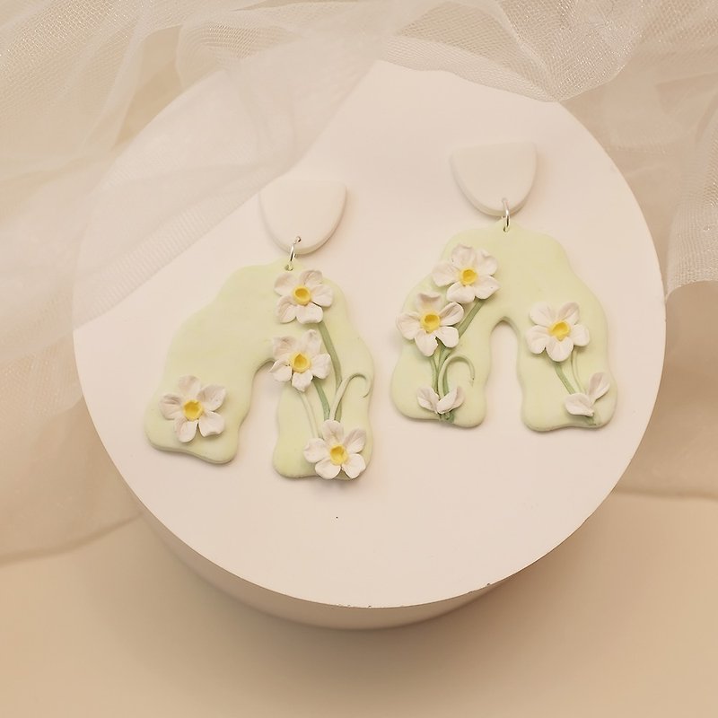 Soft pottery earrings earrings forest flowers leaves spring simple small fresh ins wind Chinese daffodils bloom - Earrings & Clip-ons - Clay Green