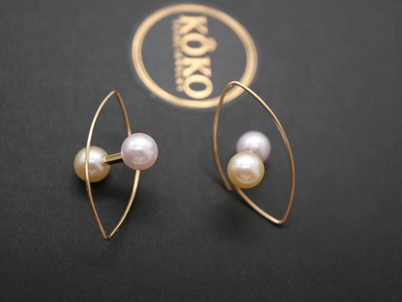 Bi-Color Akoya Pearl Sculptural Line Earrings in 18k Yellow Gold, Direct from Japan - ต่างหู - ไข่มุก ขาว