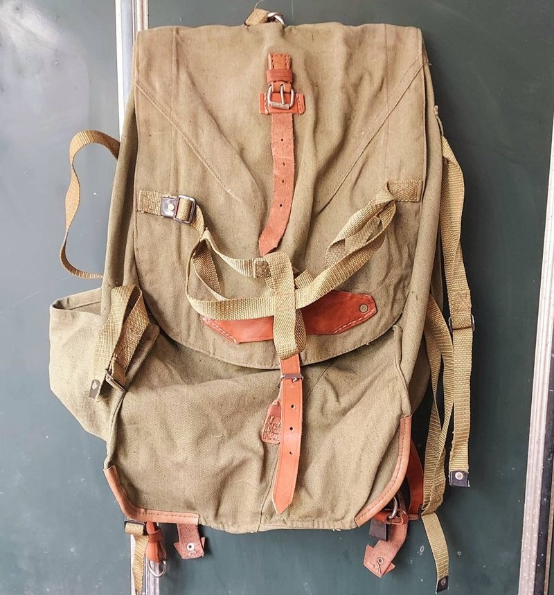 厚版牛皮革 羅馬尼亞公發 厚磅帆布 牛皮革 古董軍用後背包 B款 - 後背包/背包/書包 - 真皮 