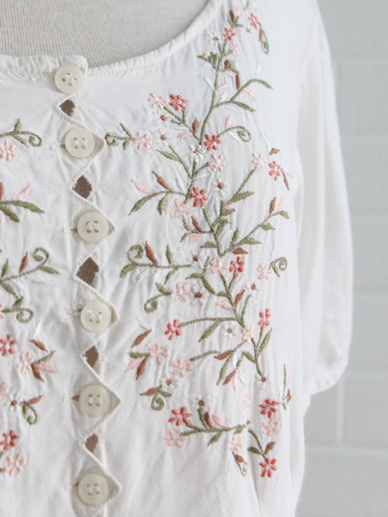 Retro spring and summer European pastoral style cute flower embroidery special version short-sleeved beige vintage shirt - Women's Tops - Polyester White