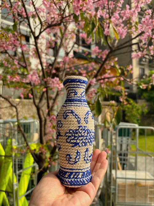 菊とベゴニアの花瓶 青と白の磁器風手織り花器 - ショップ chokdee