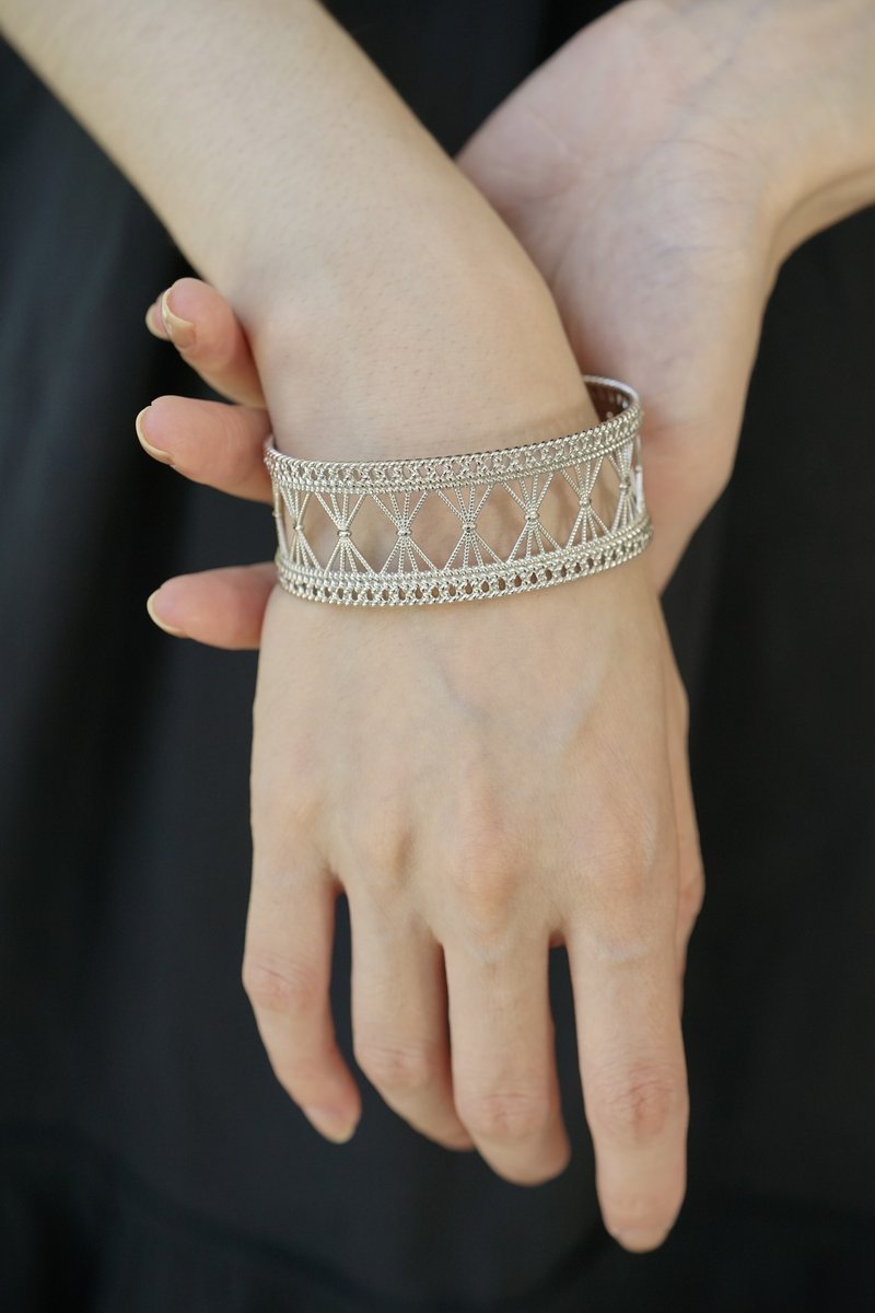 Lace Collection 2.0 Openwork Wide Bracelet Classic Elegant - สร้อยข้อมือ - เงิน 