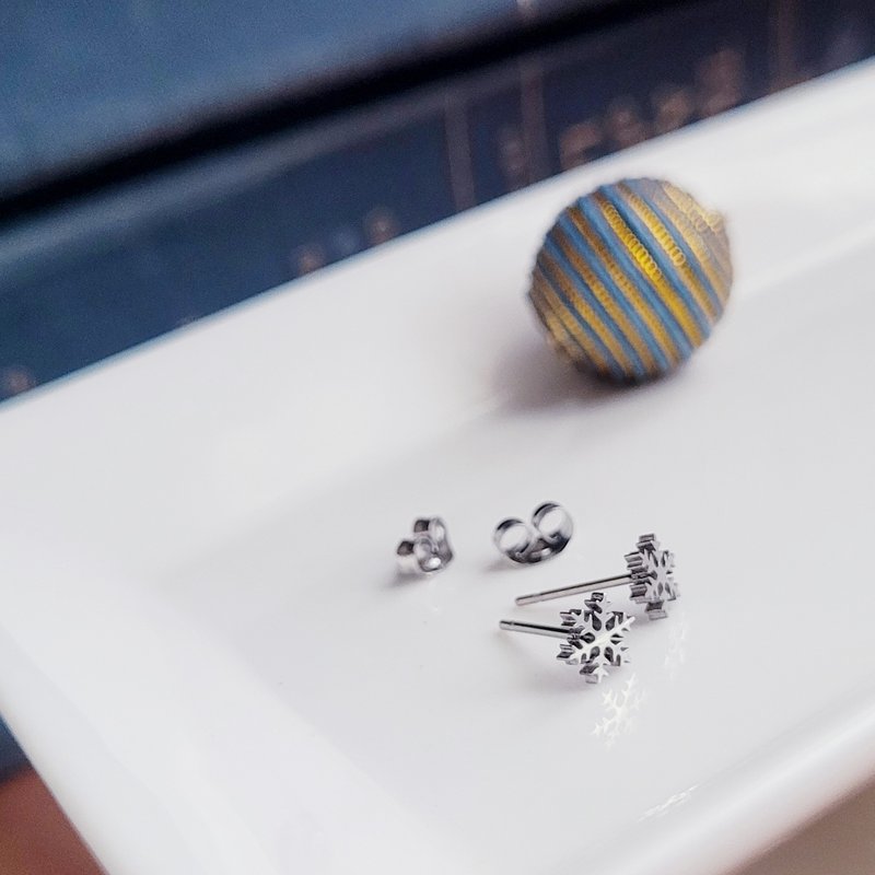 【絕版出清品】雪花。雪花造型不鏽鋼耳針(最後一對) - 耳環/耳夾/耳骨夾 - 純銀 銀色