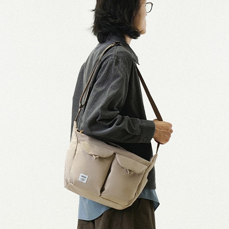 Classic系列新品 | KAY 日常斜背包 單肩包 (霧卡其) - 側背包/斜背包 - 聚酯纖維 卡其色