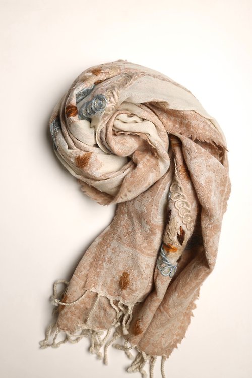 M31仙女星工作室 【母親節禮物】喀什米爾水煮羊毛手工刺繡圍巾披肩奶茶米白色薄紗