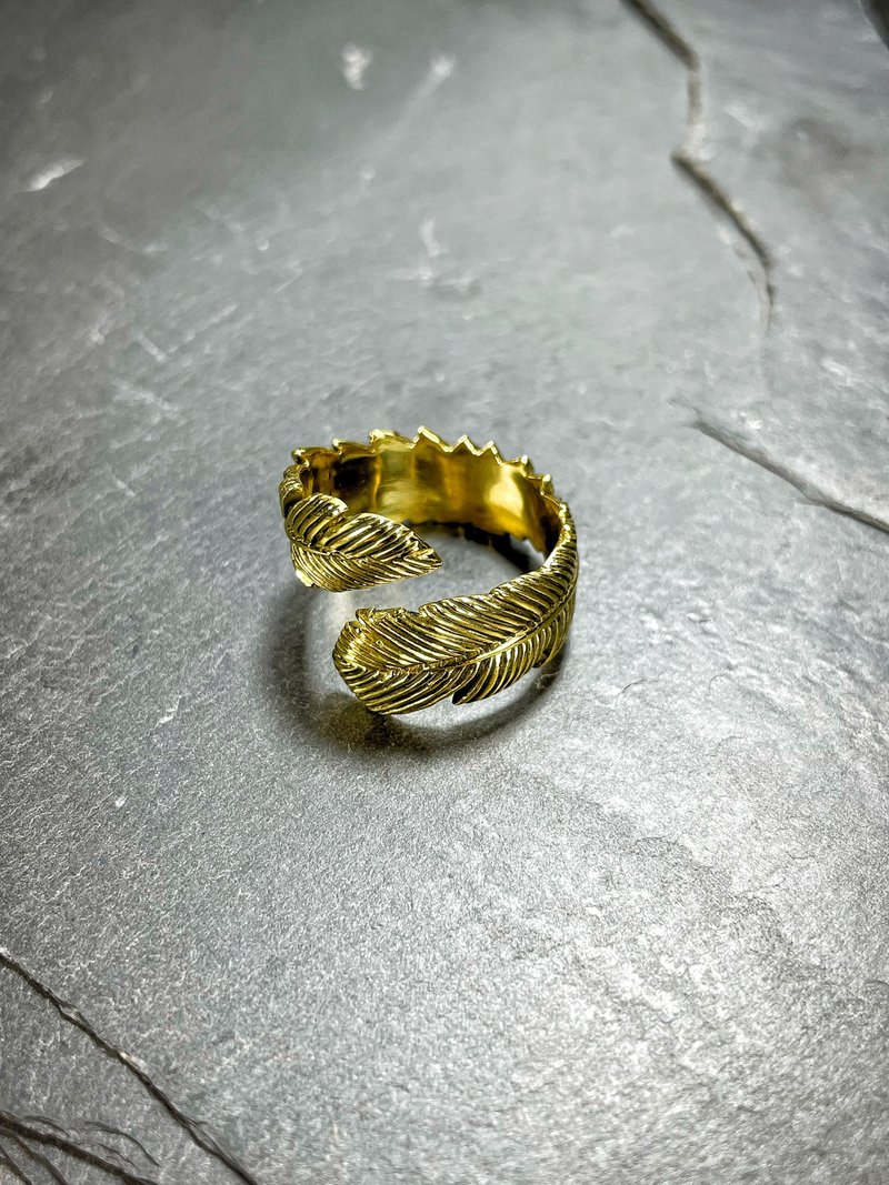 Feather Ring in Brass. - 戒指 - 其他金屬 