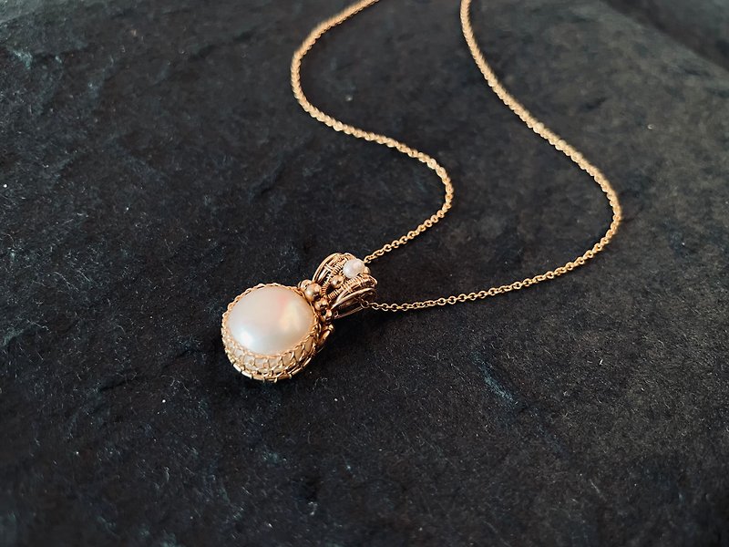 Crown Pearl Sweater Chain Single Large Pearl Necklace Handmade Jewelry - สร้อยคอ - ไข่มุก ขาว